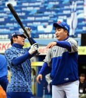 이진영 코치 ‘김영웅에게 타격 원포인트 레슨’