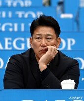 한국시리즈 3차전 지켜보는 이바타 히로카즈 야구감독