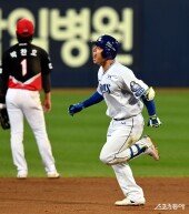 포효하는 김헌곤!