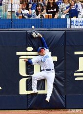 김헌곤, 펜스 충돌도 두렵지 않아~