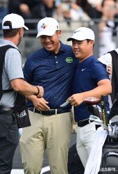 안병훈-김주형, 공동 1위로 만난 기쁨