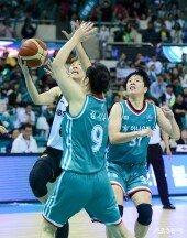 김민정 ‘수비 제쳤고’