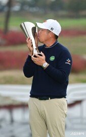 안병훈, 우승 트로피에 키스를