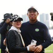 어머니와 포옹에 눈물 참는 안병훈