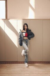 장원영, 가녀린 어깨에 탄탄 복근 ‘반전 매력’ [화보]