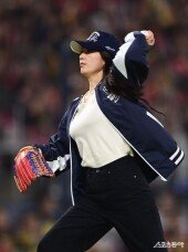 박신혜, 야구 점퍼 사이 글래머러스한 몸매