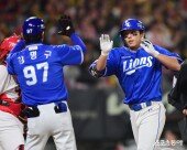 김영웅, 백투백 홈런으로 1회부터 3점차