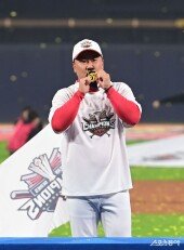 이범호 감독, 우승 메달에 키스