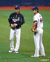 대화하는 김현욱 코치와 김서현