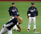 류중일감독-최일언코치 ‘김서현 공이 좋아~’