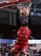 영, 시원한 투핸드 덩크슛!