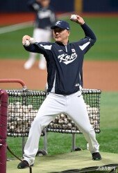 이진영 ‘오늘은 배팅볼 투수’