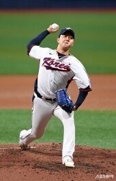 역투하는 유영찬