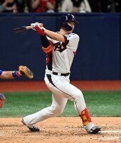 홍창기, 선두타자 안타~