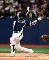 윤동희 ‘넘어갔다’