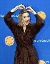 지지 하디드 ‘리본 하트 성공~’