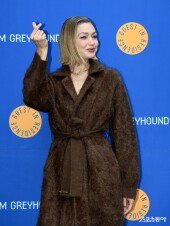 지지 하디드 ‘눈부신 손 하트~’