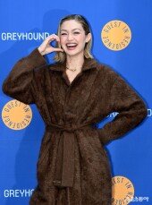 지지 하디드 ‘상큼한 볼 하트~’