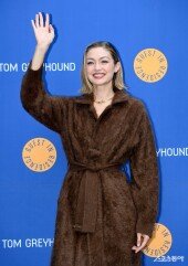 지지 하디드 ‘글로벌 손 인사~’