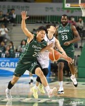 박인웅 ‘파울로 끊고’