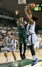 강상재 ‘패스 받아’