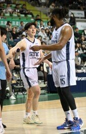 부상으로 교체되는 이정현