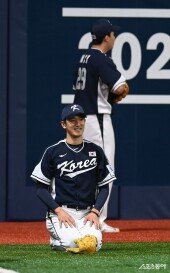 밝은 표정짓는 고영표