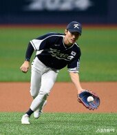 신민재 ‘포구한다’