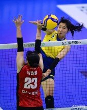 정지윤, 블로커 터치 아웃 노리고