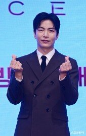 이민기, 수줍은 손하트