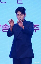 이이경, 성형외과 의자 연기했어요