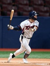 신민재 ‘상무 첫 안타’