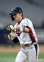 신민재 ‘안타로 시작’