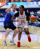 키아나 스미스 ‘어디 돌파해볼까~’