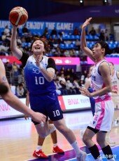 이두나 ‘반칙을 얻어내고 슛도 성공하고’