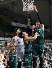 강상재 ‘리바운드 성공’