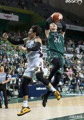 강상재 ‘날아서 레이업슛’