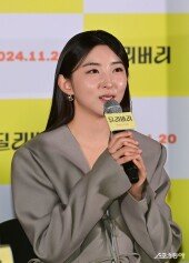 권소현, 긴장한 인사