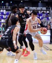 정효근 ‘다 붙어’