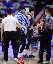 문성곤, 부상으로 교체