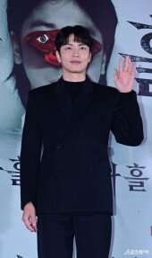  이민기, 영화 속 사제 계보 잇는 미소