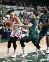 오세근 ‘림을 바라보고’