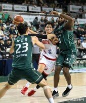 안영준 ‘노룩 패스’