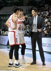 전희철 감독, 웃으며 작전 지시