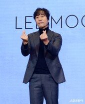 이문세, 앨범 공개 앞두고 하트~