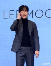 이문세, MZ 취향 겨냥 볼 하트!