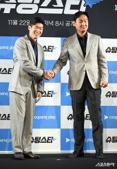 박지성 단장-최용수 감독 ‘깜짝 악수’