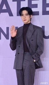 에이티즈 윤호, 편안한 손인사