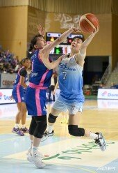 신지현 ‘수비를 피해 슛’