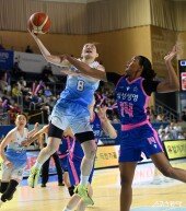 김지영 ‘코트를 날아서’